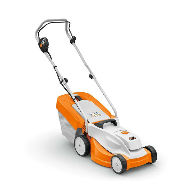 STihl RMA 235 | Een witte en oranje STIHL grasmaaier met vier wielen, een grasopvangbak en een metalen duwbeugel met een oranje bedieningsknop. De maaier heeft een modern en compact ontwerp en staat op een witte achtergrond.